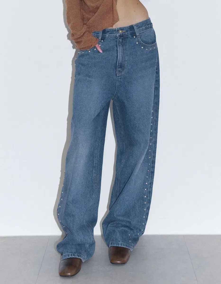 ポリ数엠 SS STUDDED WASHED JEANS BLUE