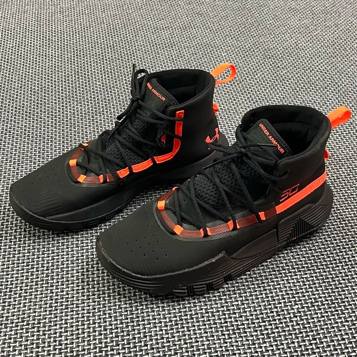 タグない 靴 245 UNDER ARMOUR アンダーアーマー カリー バスケシューズ スニーカー