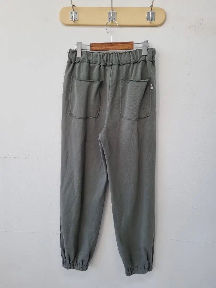 薄カーキ ジョガーパンツ