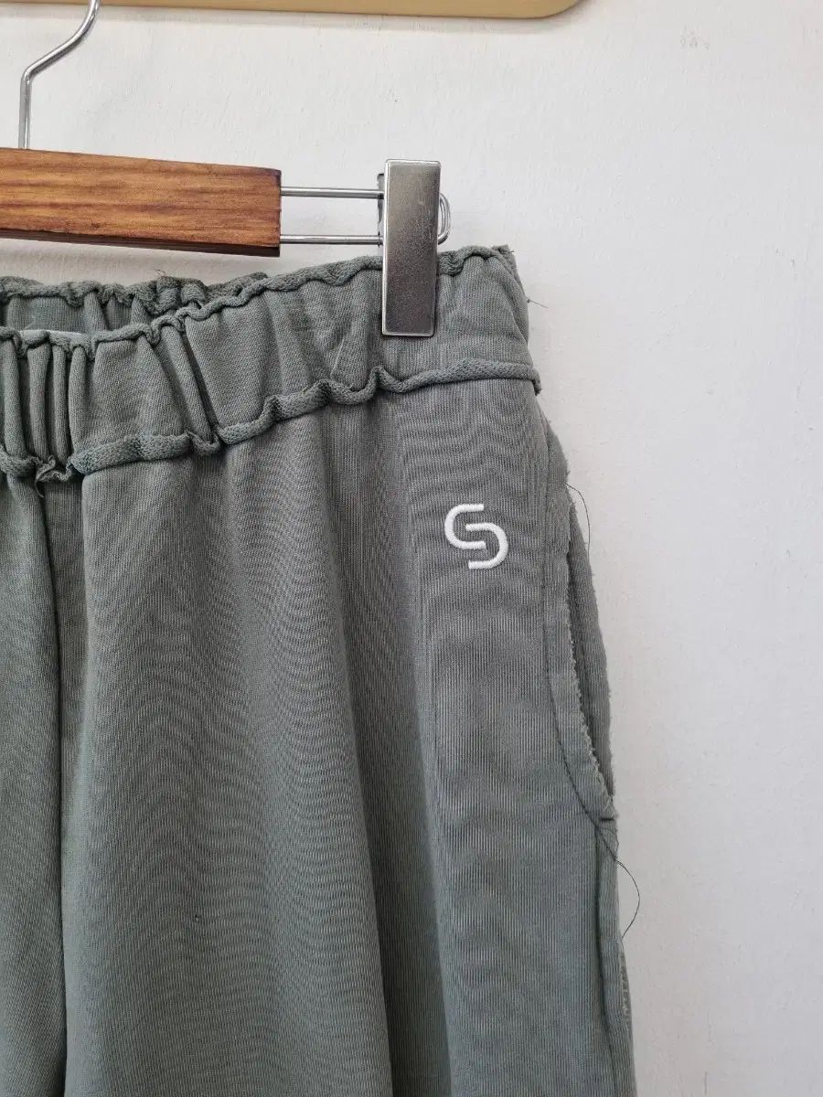 CERRIC セリック 薄カーキ ジョガーパンツ トラックパンツ