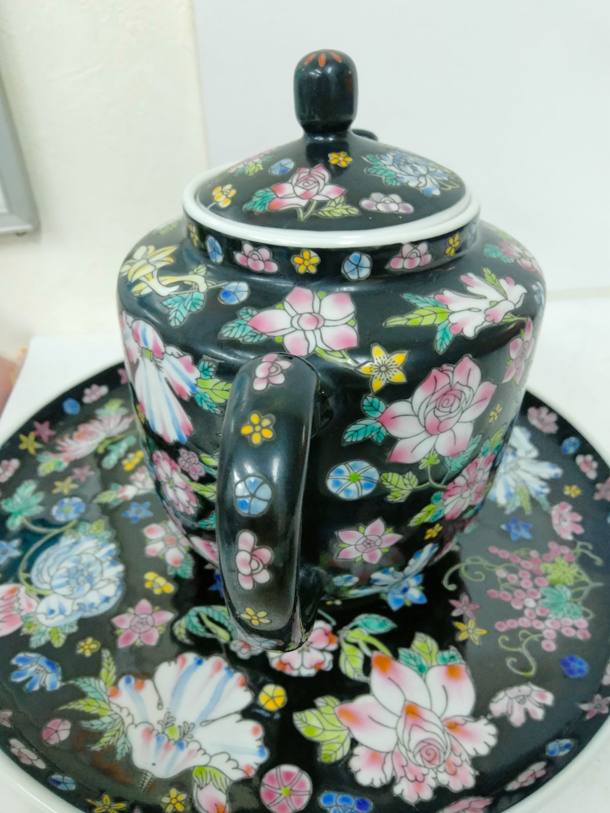 景徳鎮 食器セット5点 中皿 ポット カップ3個 黒 花柄 茶器 急須 平皿