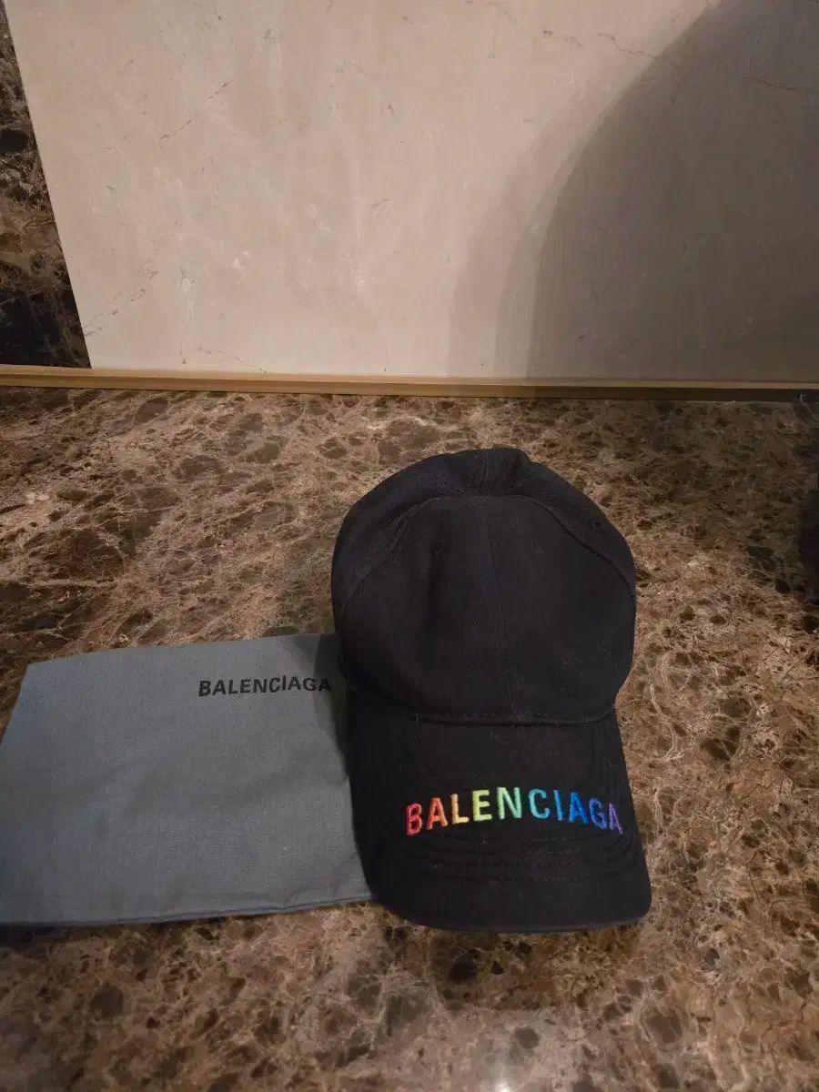 バレンシアガ レインボー ロゴ ベースボールキャップ ブラック L