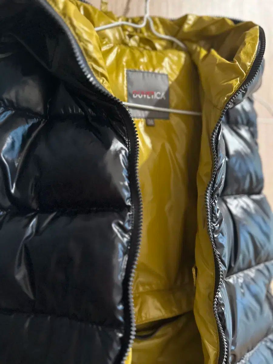 デュベティカ ブラック 光沢 ダウンベスト