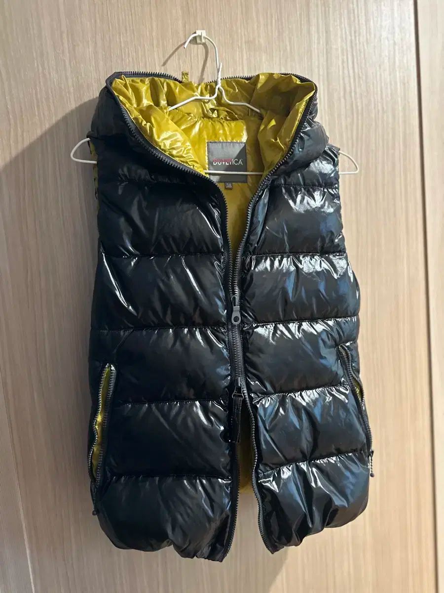 デュベティカ ブラック 光沢 ダウンベスト