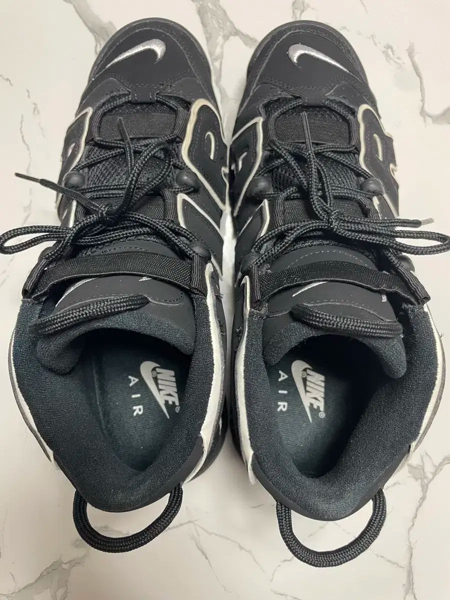 現役 280 NIKE アップテンポ 黒白 発送日は7です。