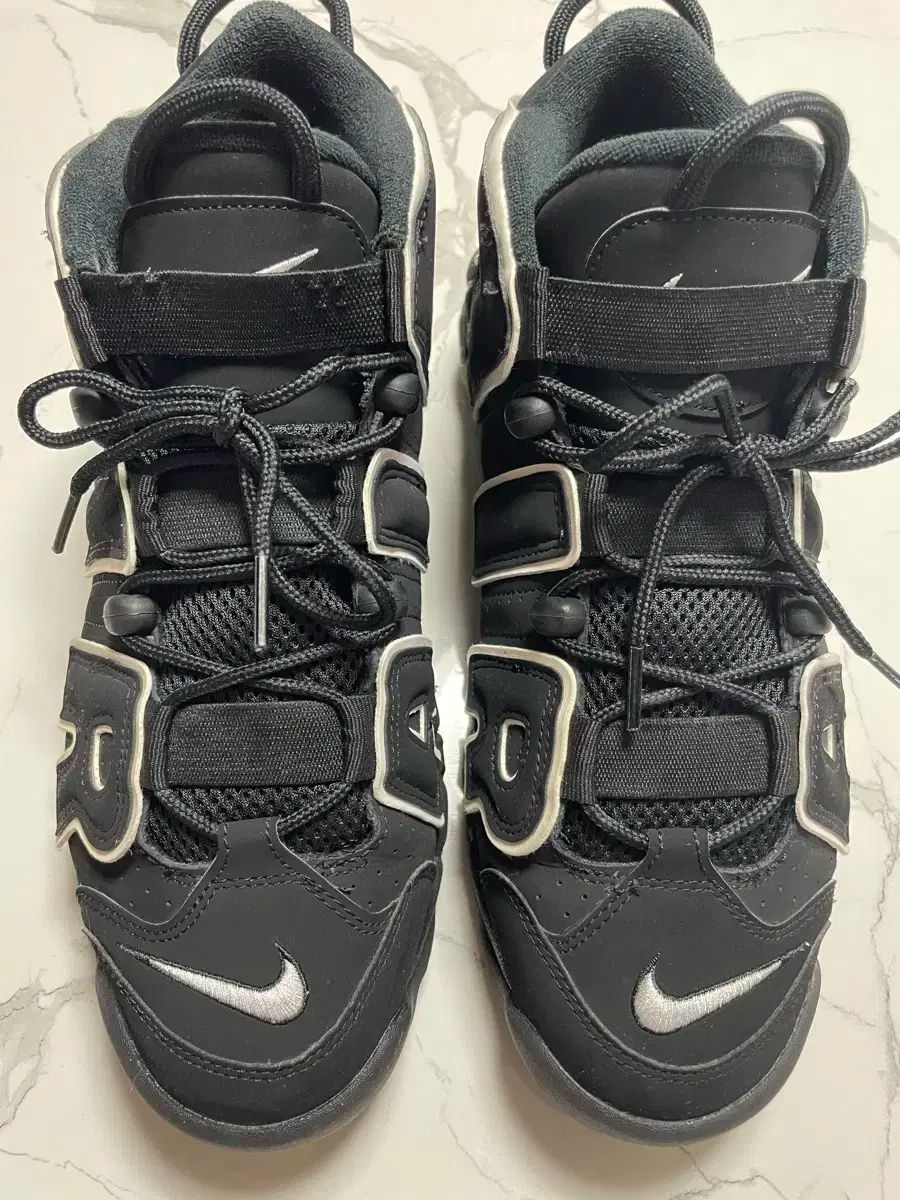 280 NIKE アップテンポ 黒白