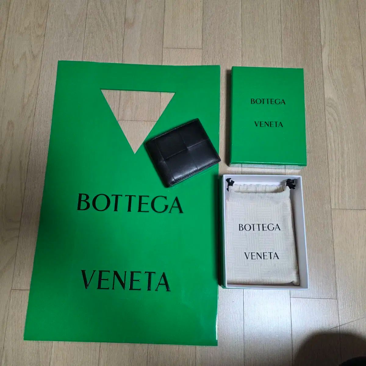 ボッテガ ヴェネタ 二つ折り財布 ブラック パラキート グリーン