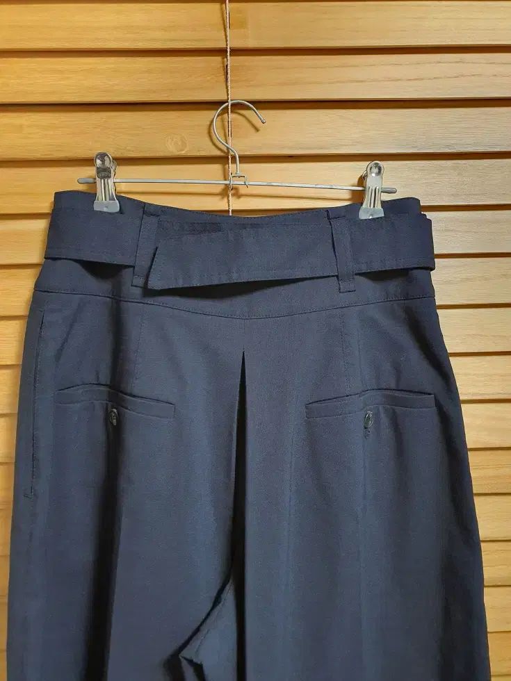 ピンタック パンツ