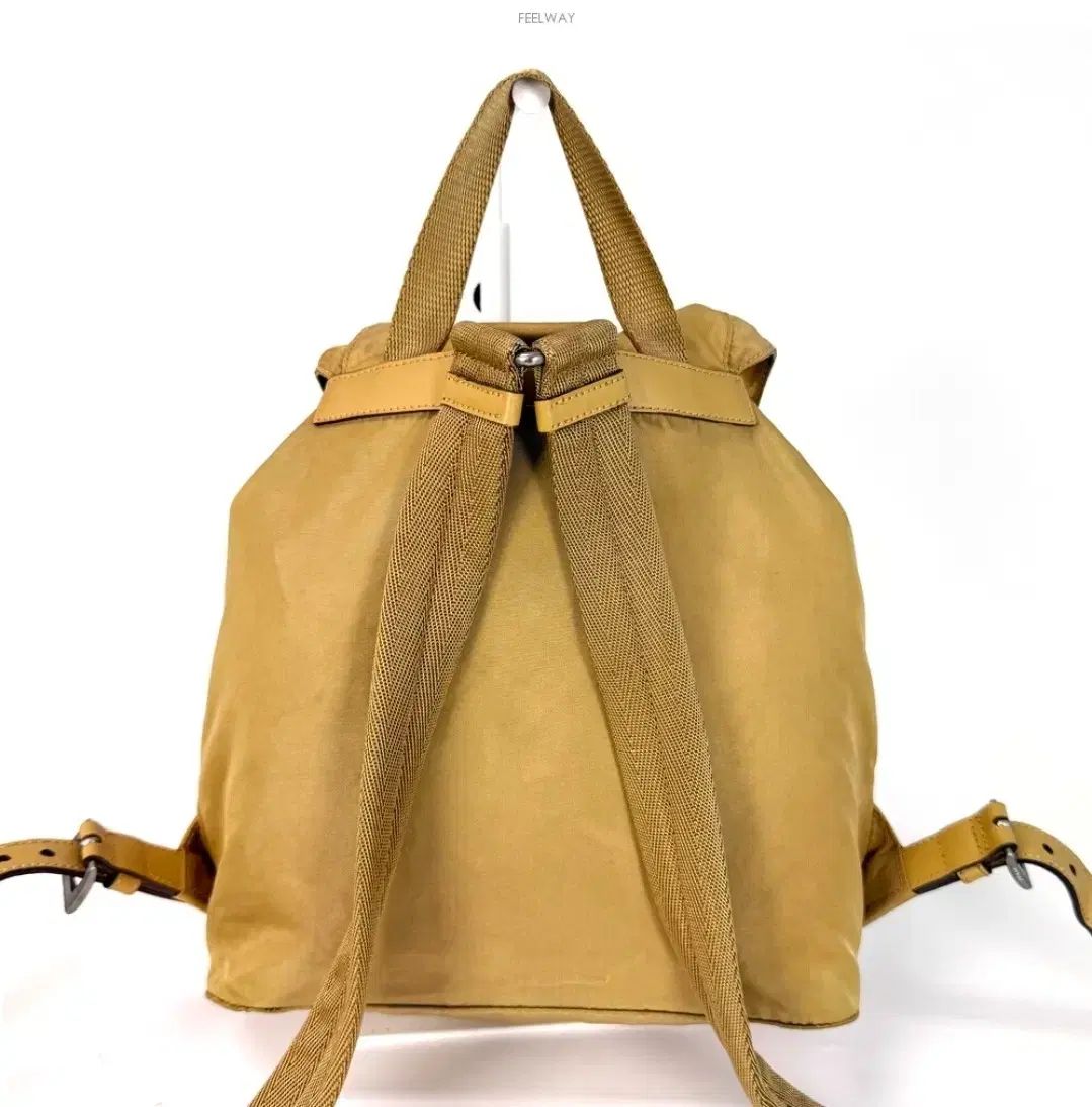 PRADA プラダ バックパック スモール ブラウン 着用画像