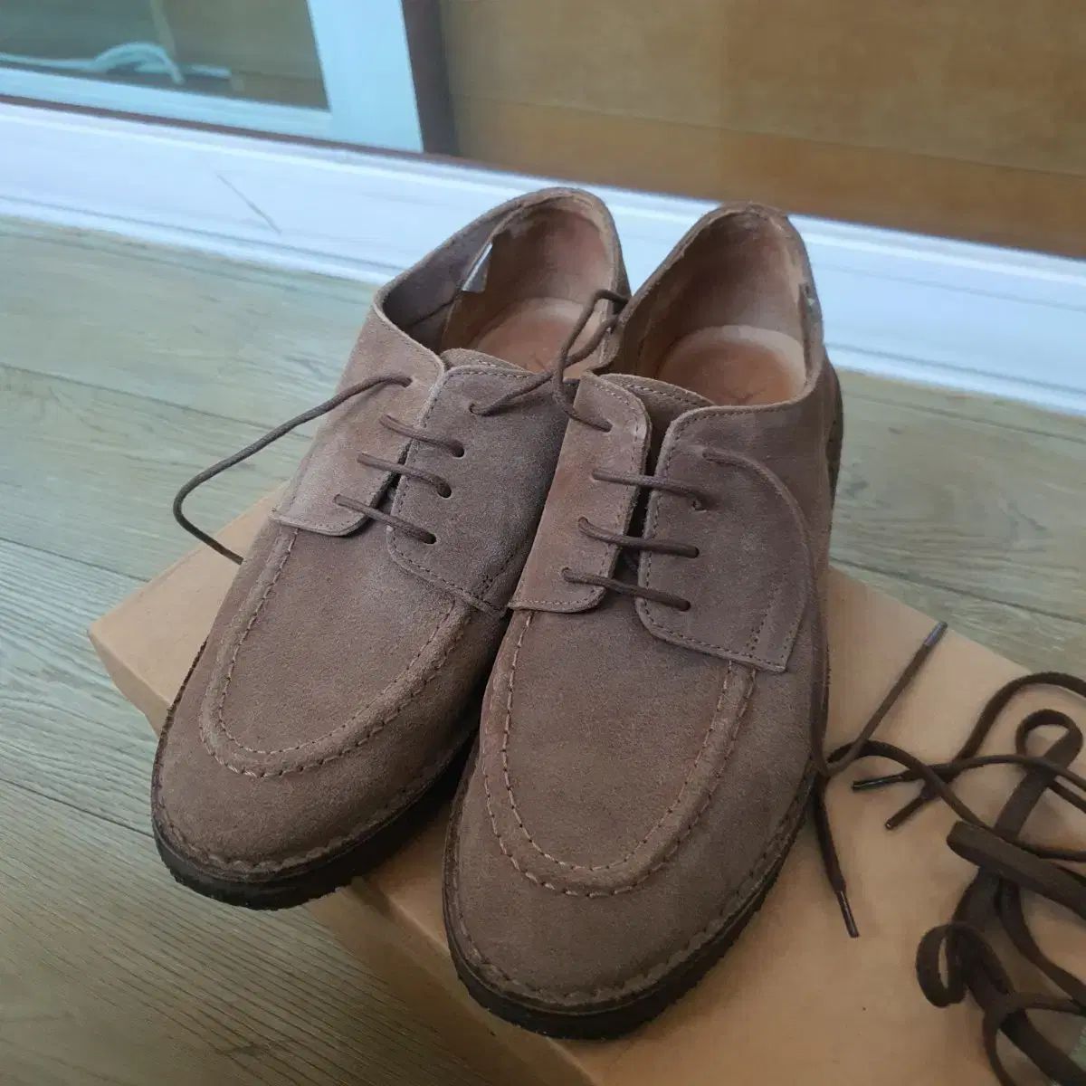 ドレイクス Drake’s のスウェード モックトゥ ドビ シューズ