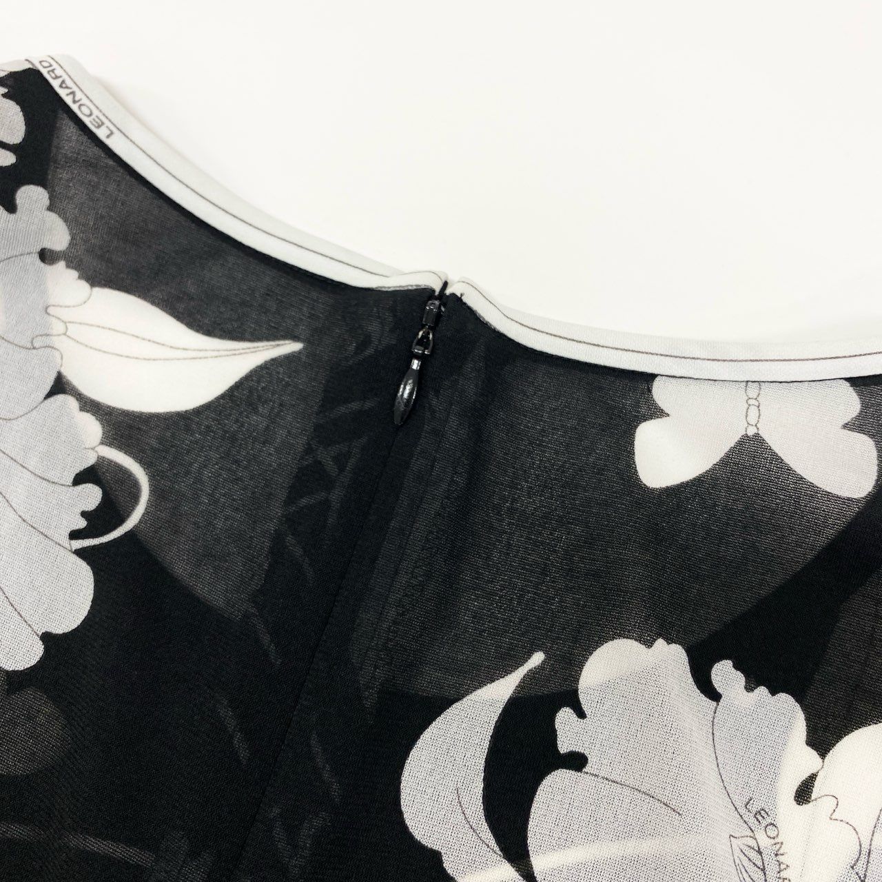 美品✨ レオナール カンカン素材 L 花柄 蝶々 半袖ニット トリム 美品✨ レオナール カンカン素材 L 花柄 蝶々 半袖ニット トリム 美品