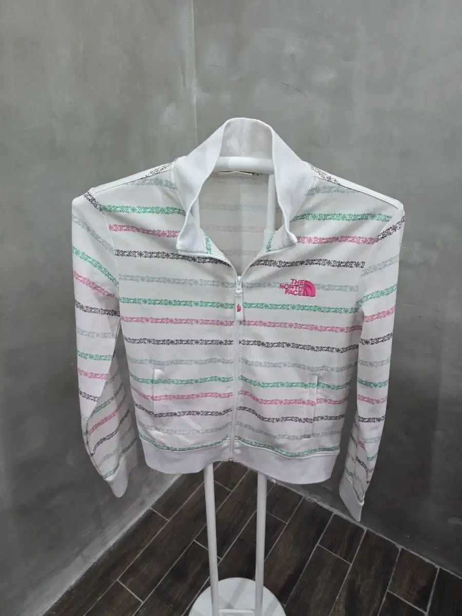 見分けやすい ザノースフェイス ストライプ レディース ジップアップ ジャケット