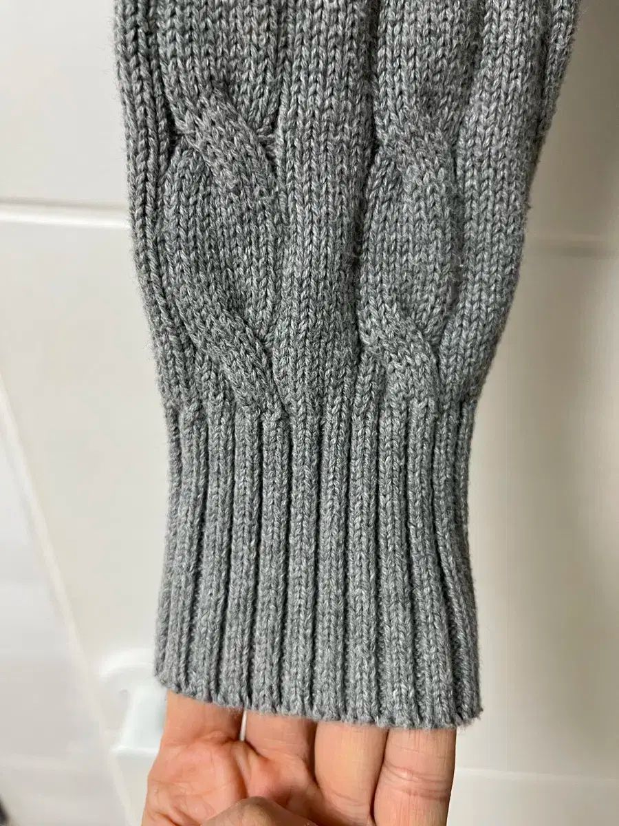 ケーブル編みニット