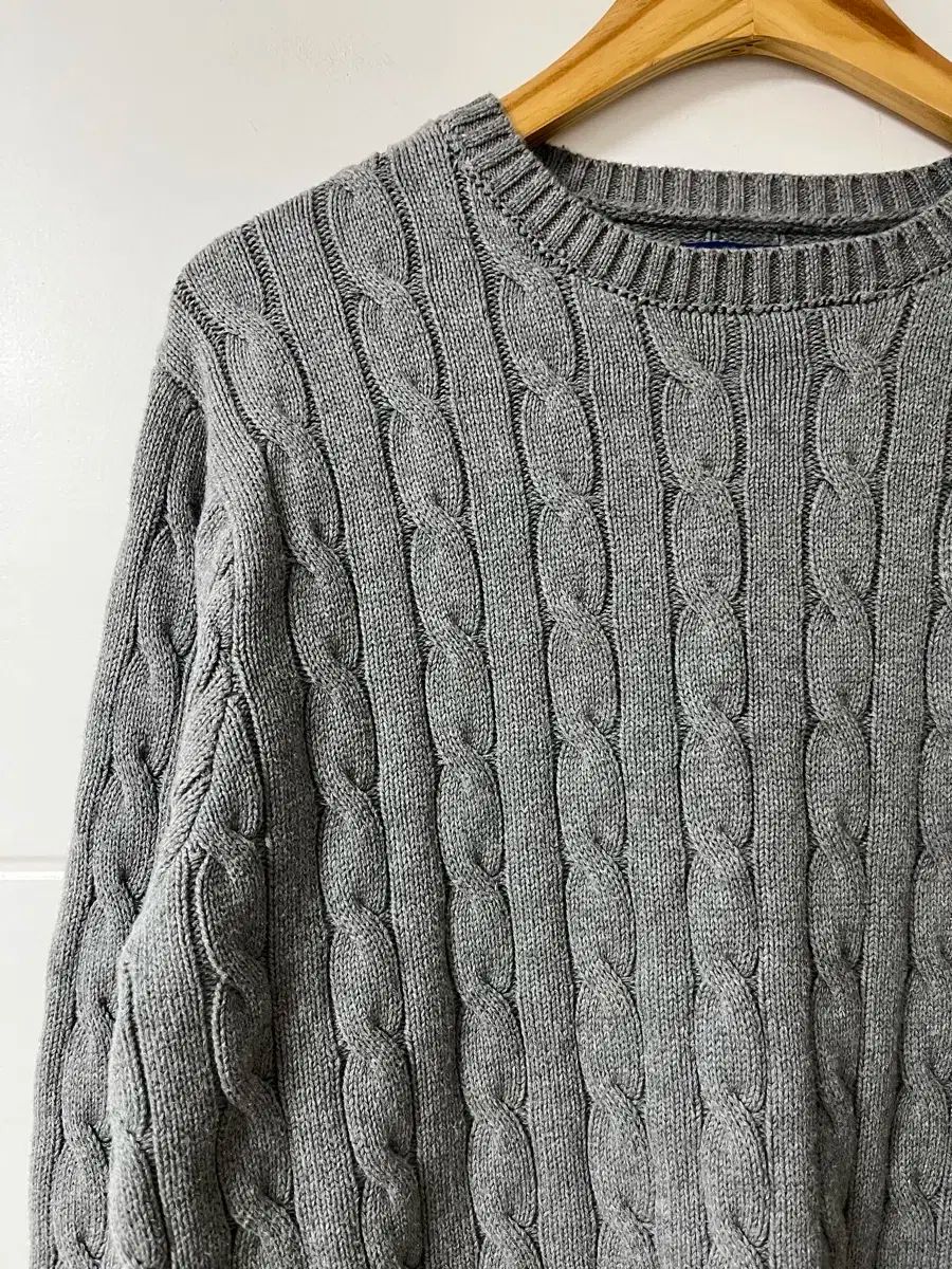 ポロ ケーブル編みニット