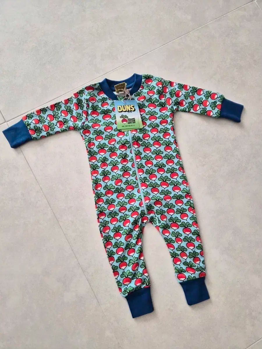 ダンズ 순무 래디쉬 ジップアップスーツ 68