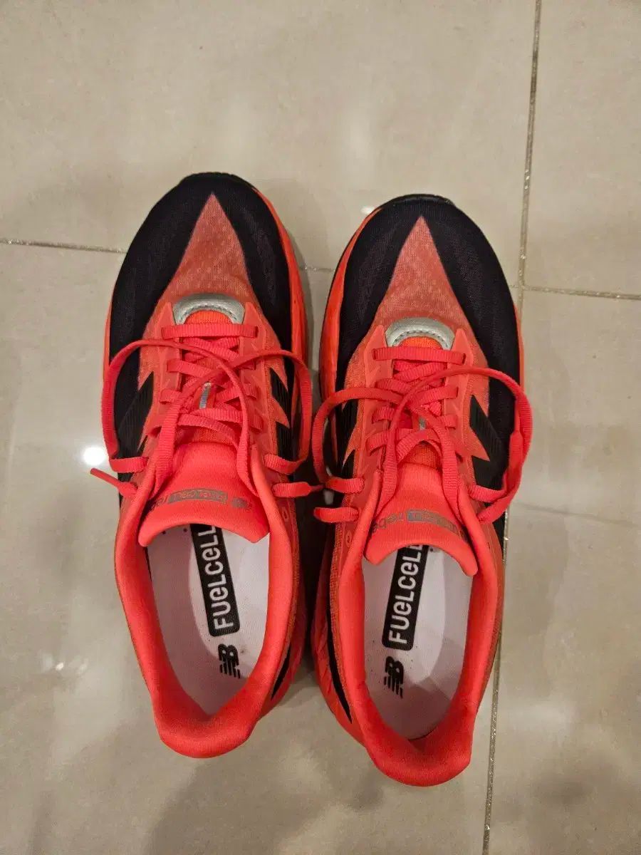 ニューバランス FUELCELL Rebel v5 ランニングシューズ