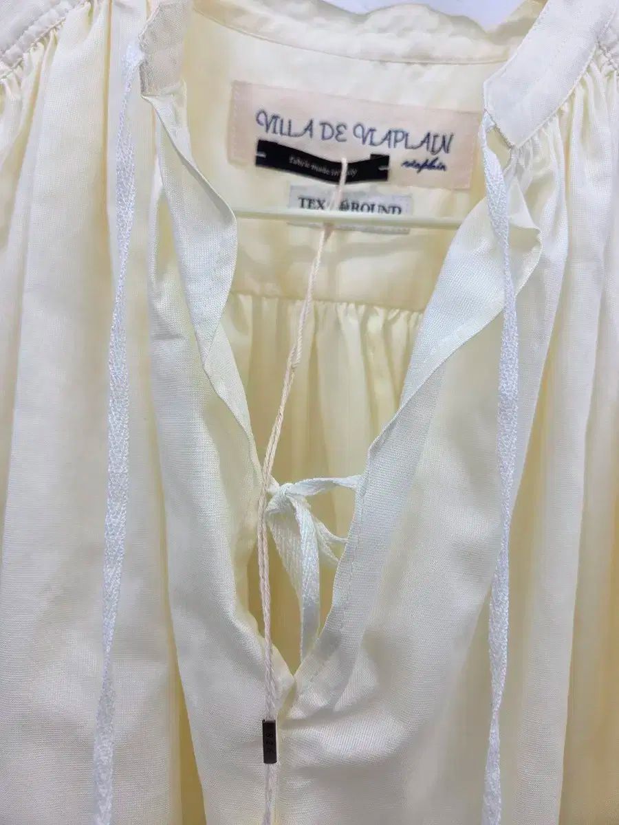 アイボリー ブラウス