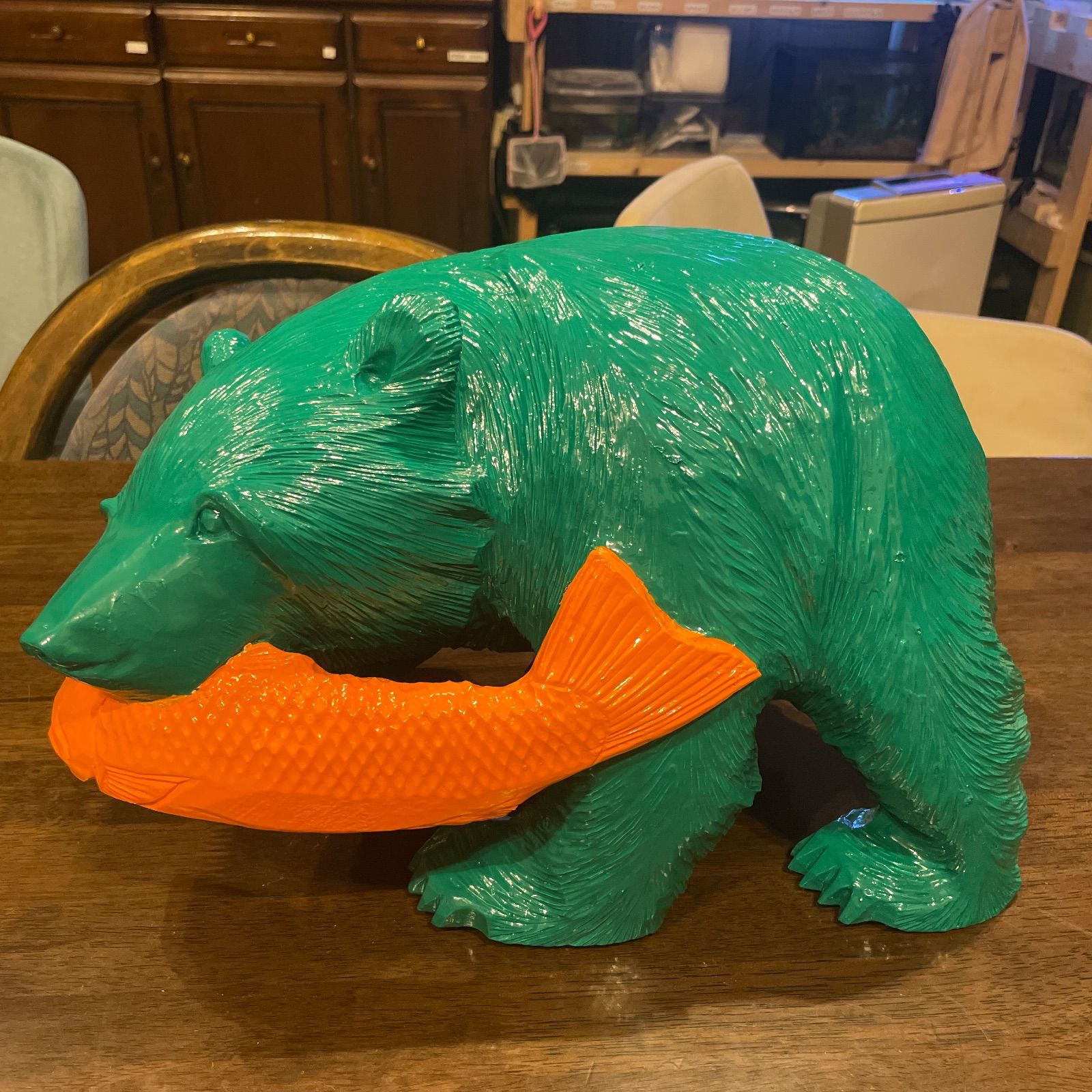 カラフルな木彫りの熊🐻 - メルカリ