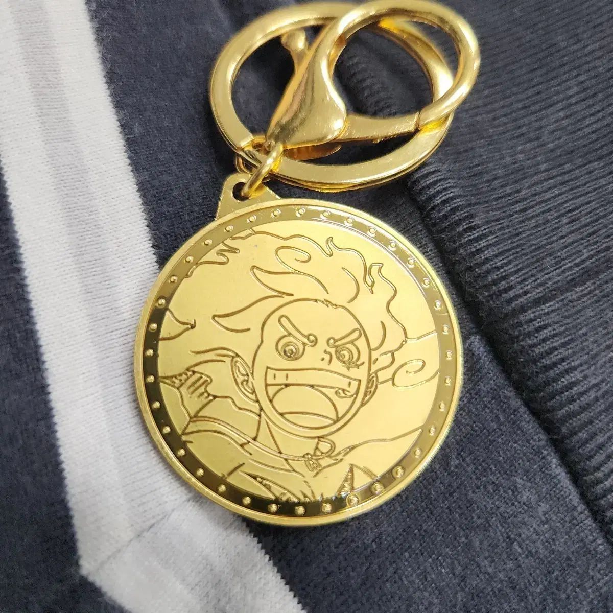 ワンピース ルフィ メタルキーホルダー ONE PIECE モンキー・D・ルフィ(ルフィ) 金色メダル キーホルダー