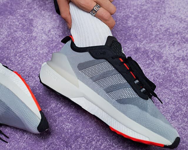 アディダス スニーカー Avryn LSI 16 コアブラック ソーラーレッド HP 5969 28.0 cm