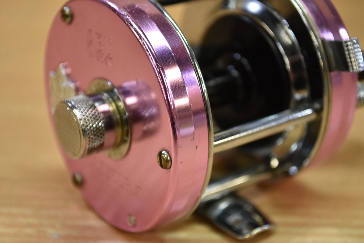 送料無料キャンペーン中！ アブガルシア アンバサダー 5500C 社外 ハンドル付き 右巻き No 831200 ピンク ベイトリール AbuGarcia Anbassader ブラックバス バス 積み重ね