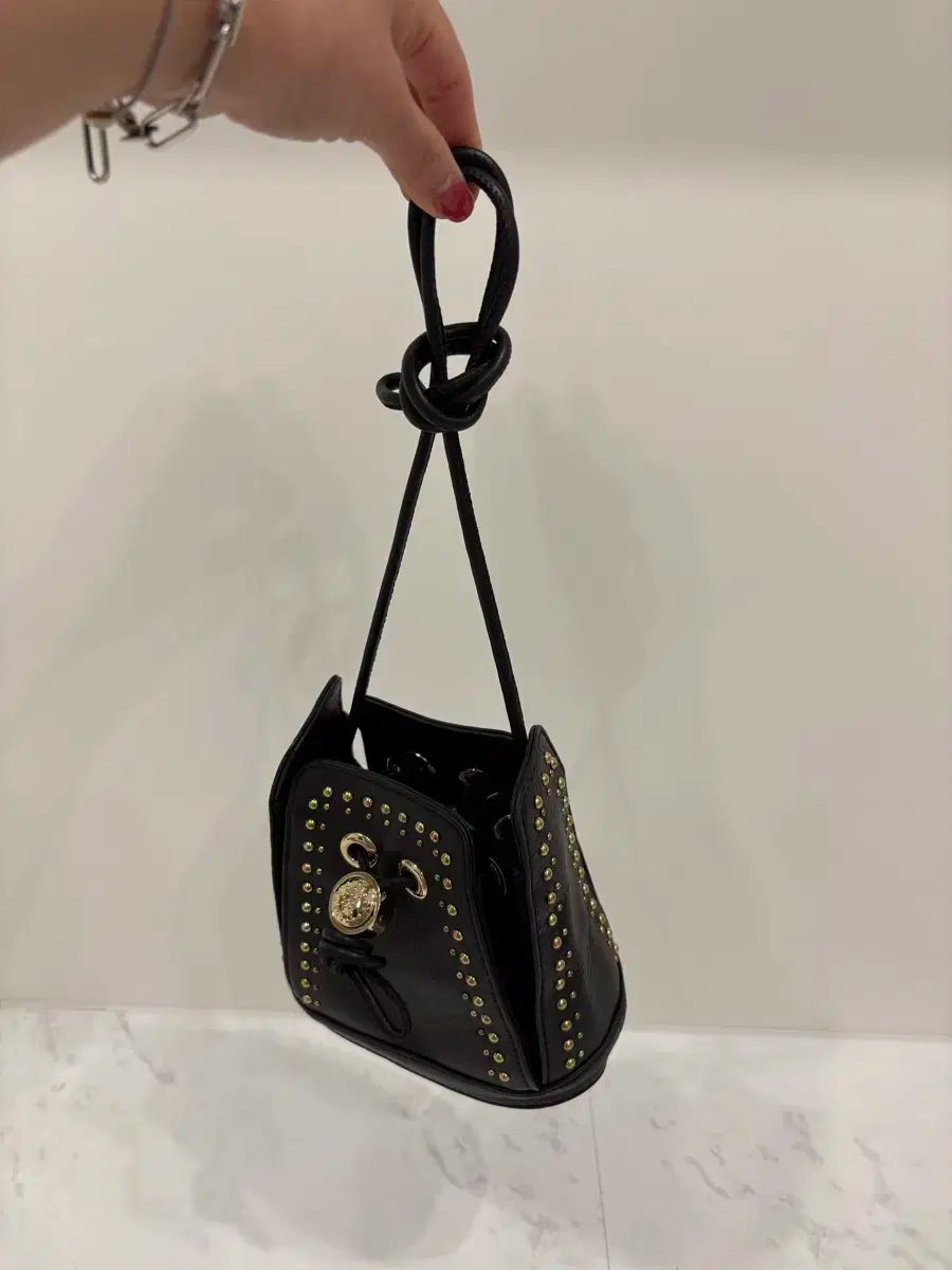 - other stories スタッズミニバケットバッグ