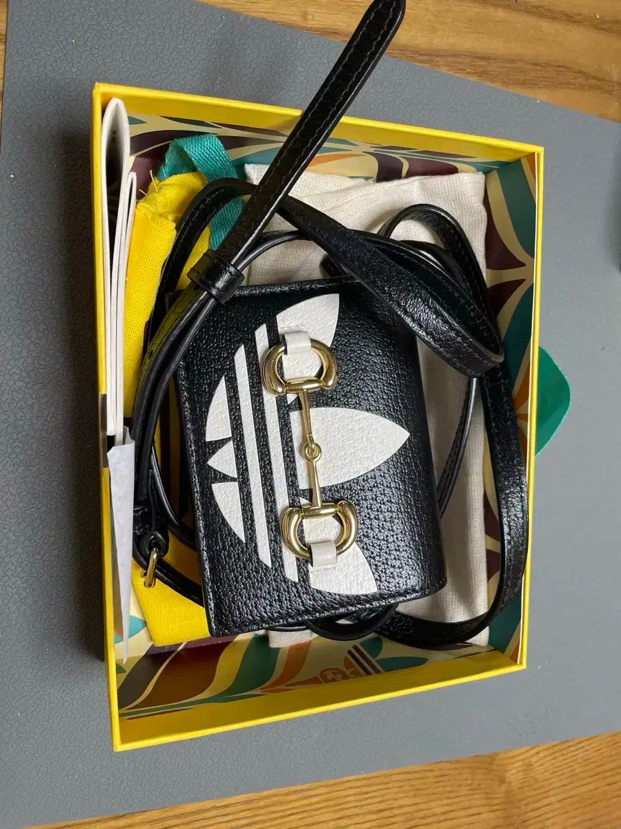 グッチ adidas コラボ ミニクロスバッグ