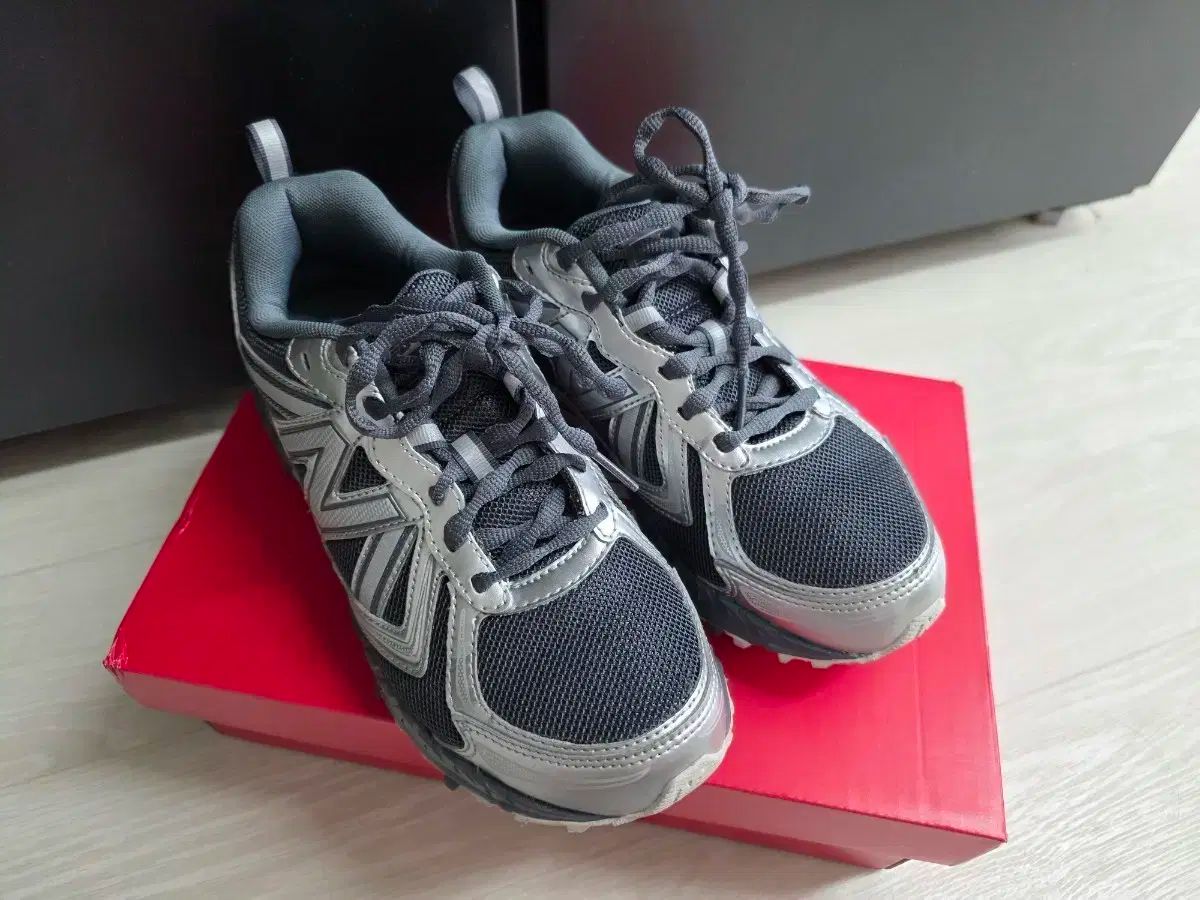 ニュー ンス410 ディープグレー シルバー トレイル スニーカー 23 5センチ
