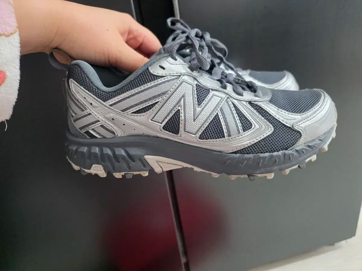 ニュー ンス410 ディープグレー シルバー トレイル スニーカー 23.5センチ