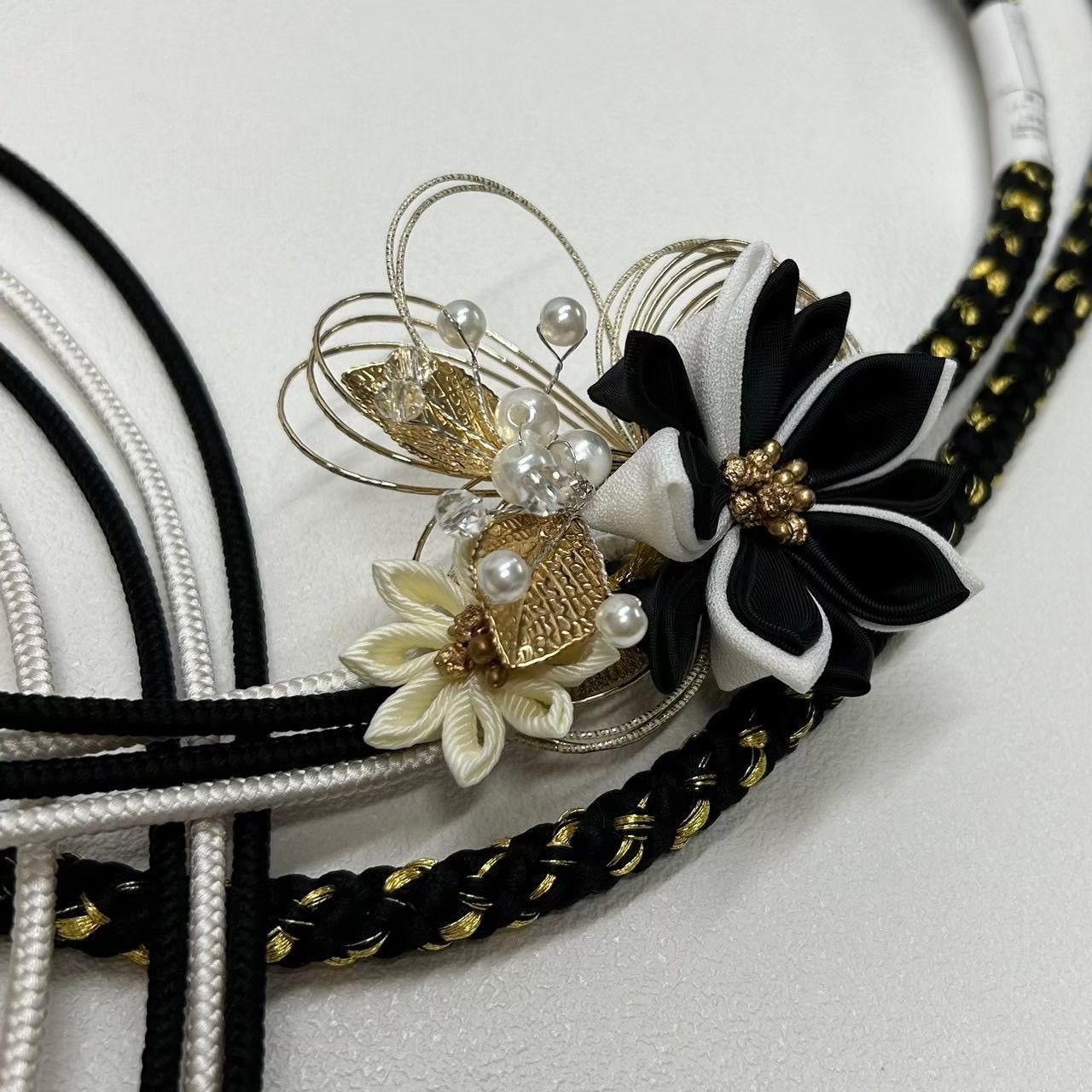 帯締め 振袖 水引き つまみ細工 ブラック 上品ブラックホワイト パール装飾 優雅な輝き 成人式 成人式振袖 前撮り 卒業式 成人式前撮り 和装前撮り ママ振袖 晴れの日コーデ 振袖小物 系
