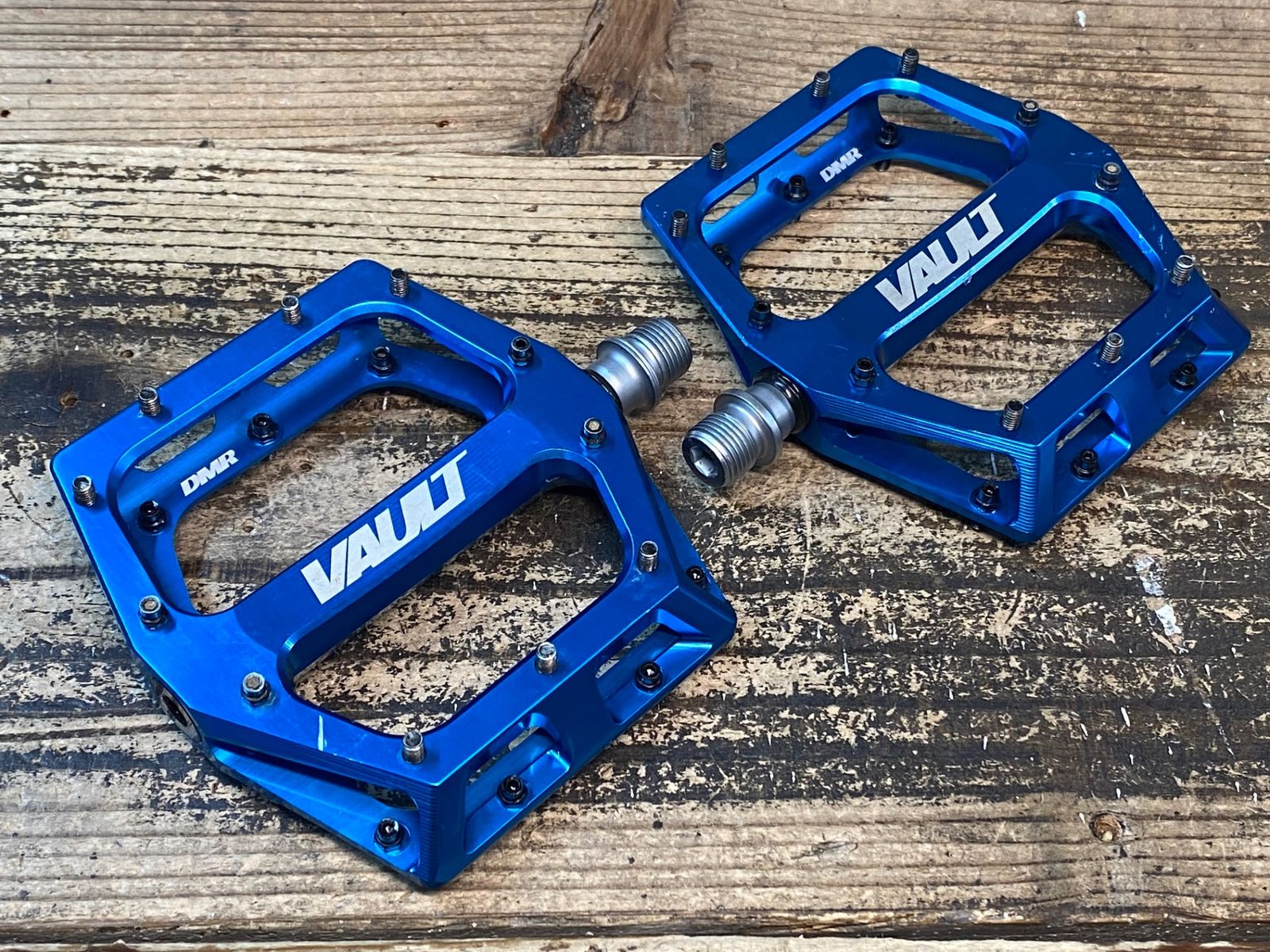 JJ 105 DMR VAULT フラットペダル 青