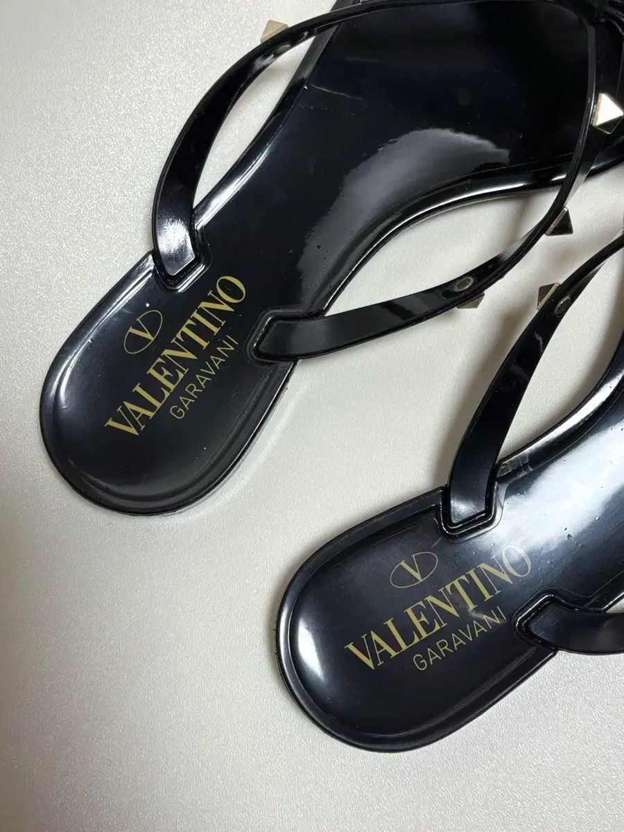 ヴァレンティノ ロックスタッズ リボン フリップフロップ サンダル