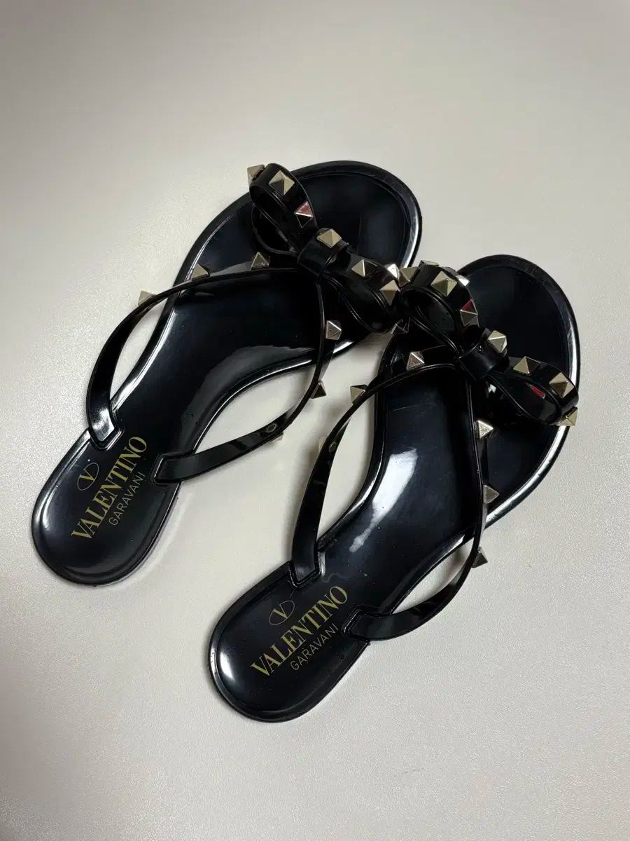 ヴァレンティノ ロックスタッズ リボン フリップフロップ サンダル