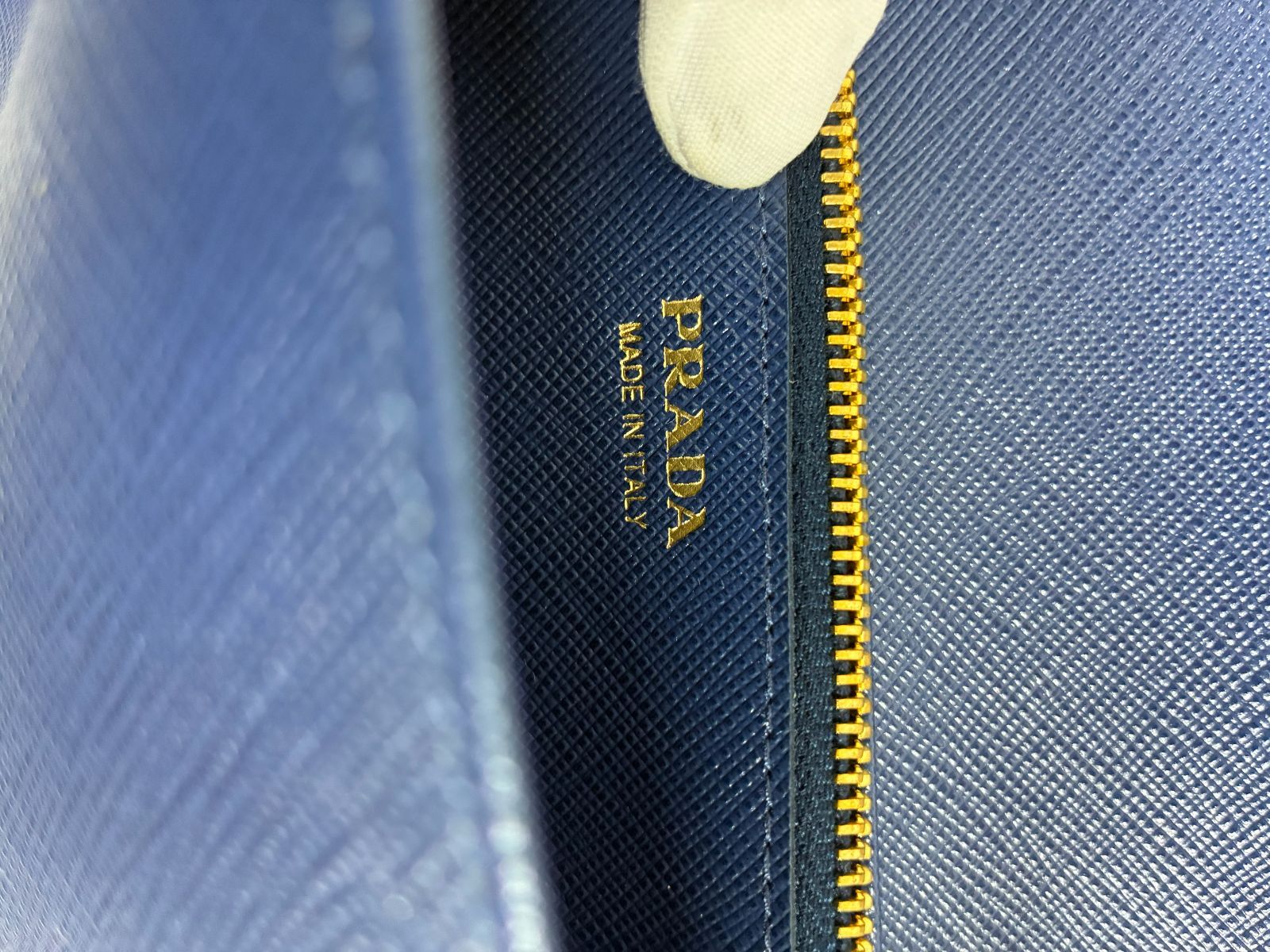 PRADA サフィアーノレザー