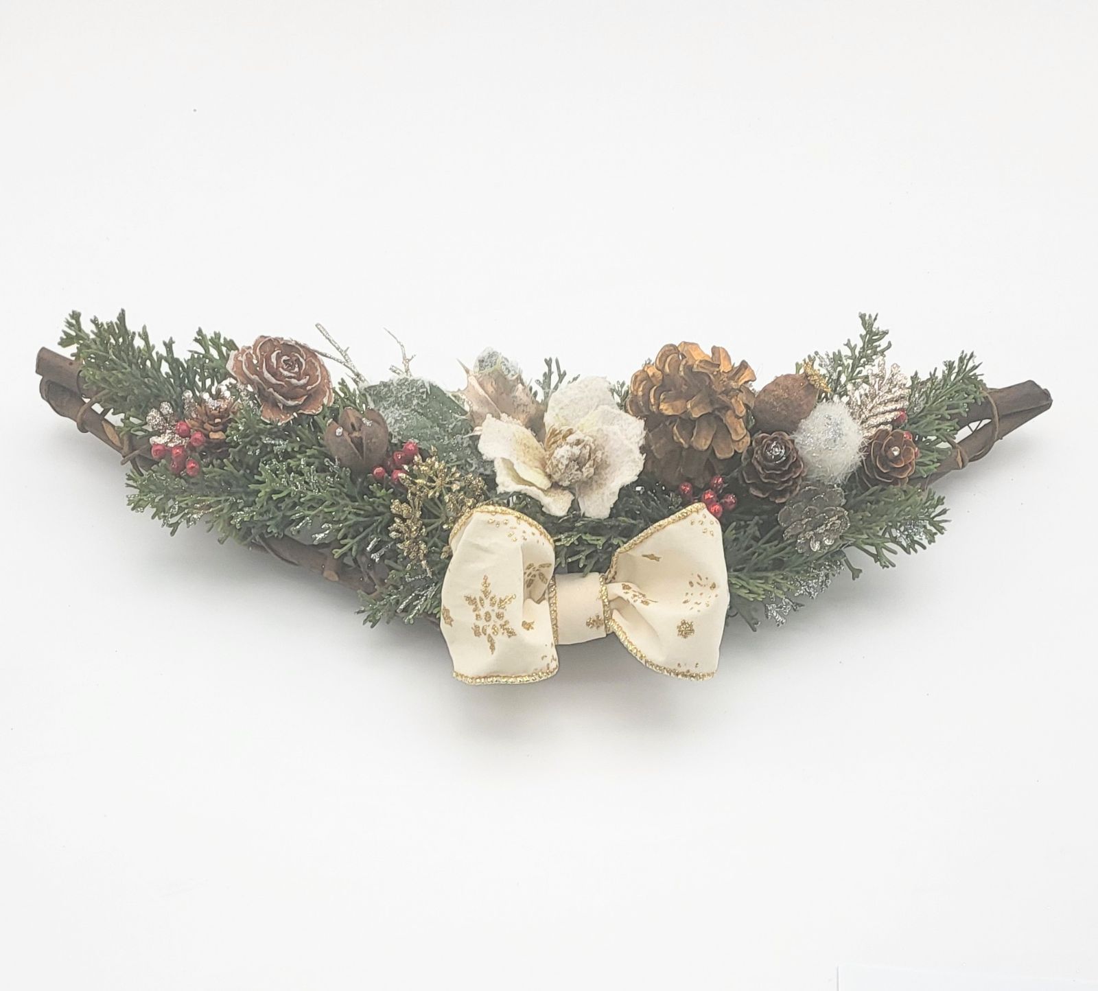 クリスマスローズ-松ぼっくり三日月型クリスマスリース