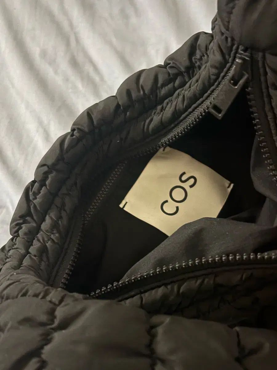 COS メッセンジャーバッグ ブラック