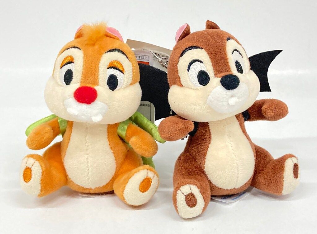 【ぷす】チップとデール ぬいぐるみバッジ ディズニーリゾート 東京ディズニーリゾート夏限定グッズ、“浮き輪で遊ぶ”チップ＆デールの