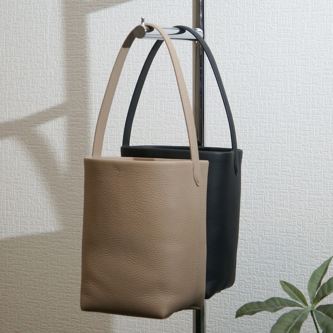 THE ROW / Small N/S Park レザー製トートバッグ Small N/S Park レザートートバッグ ブラック – The Row