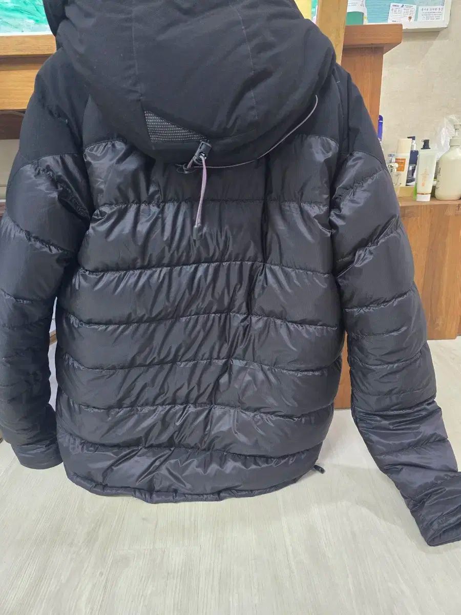 クレッタルムーセン ブラック ダウン ジャケット