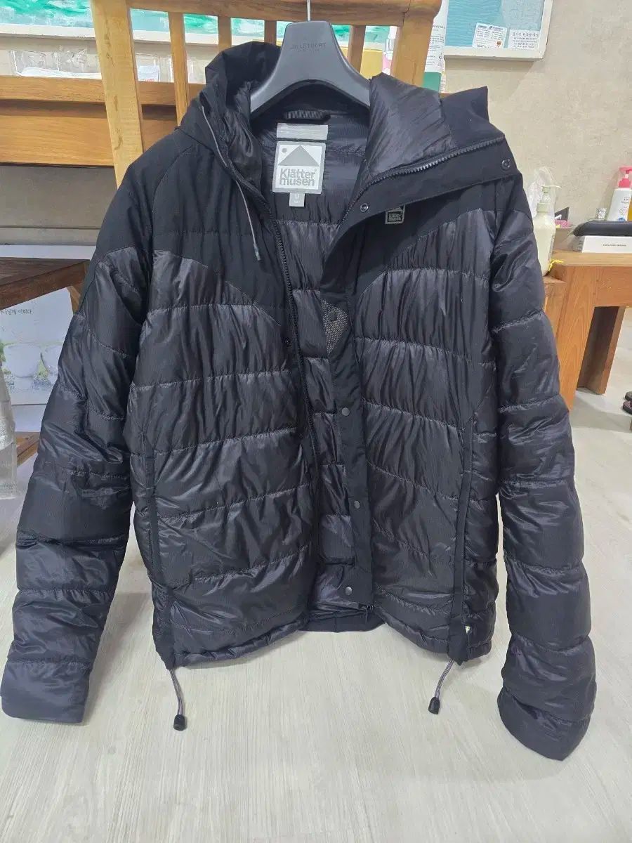 クレッタルムーセン ブラック ダウン ジャケット