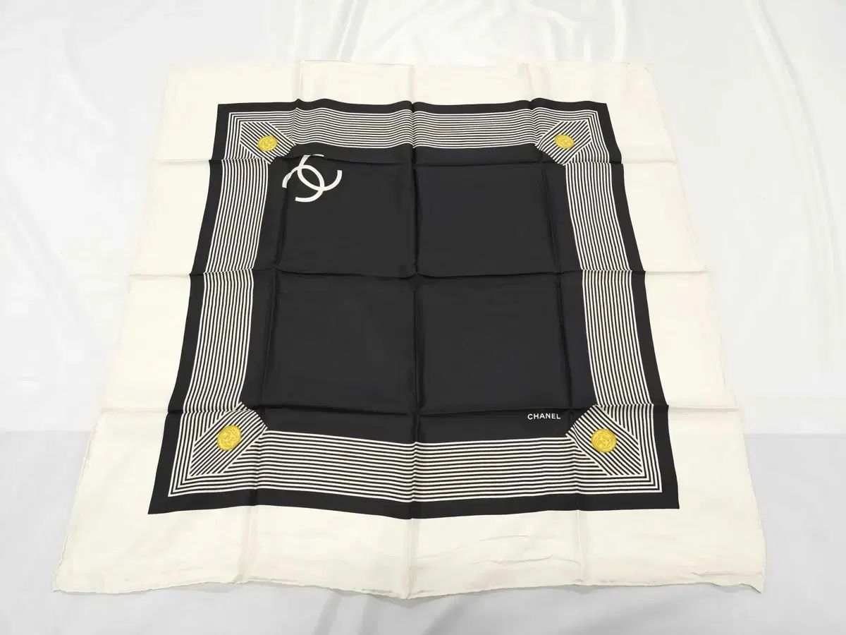 CHANEL ブラック-白 シルク スカーフ