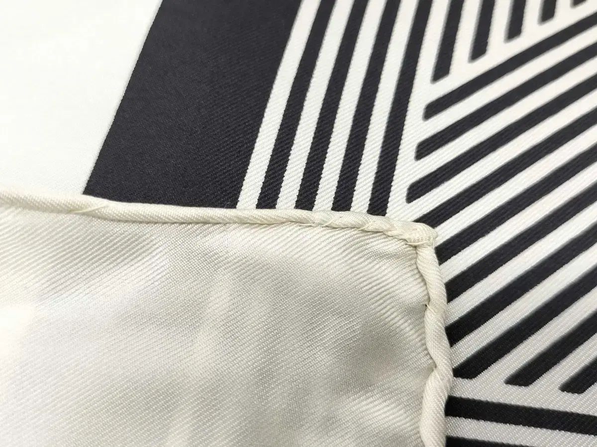  CHANEL ブラック-白 シルク スカーフ バンダナ スカーフ 小物