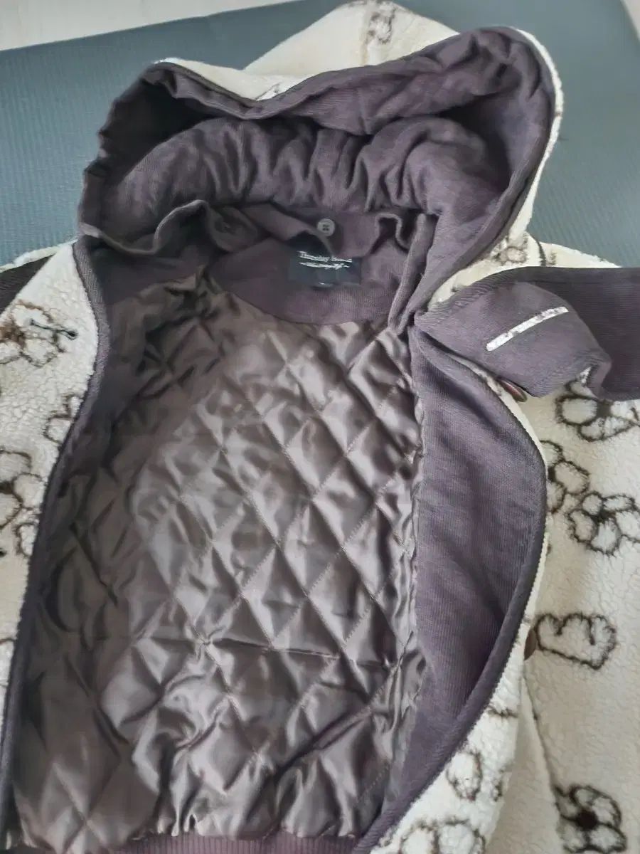 サースデーアイランド フードジャケット