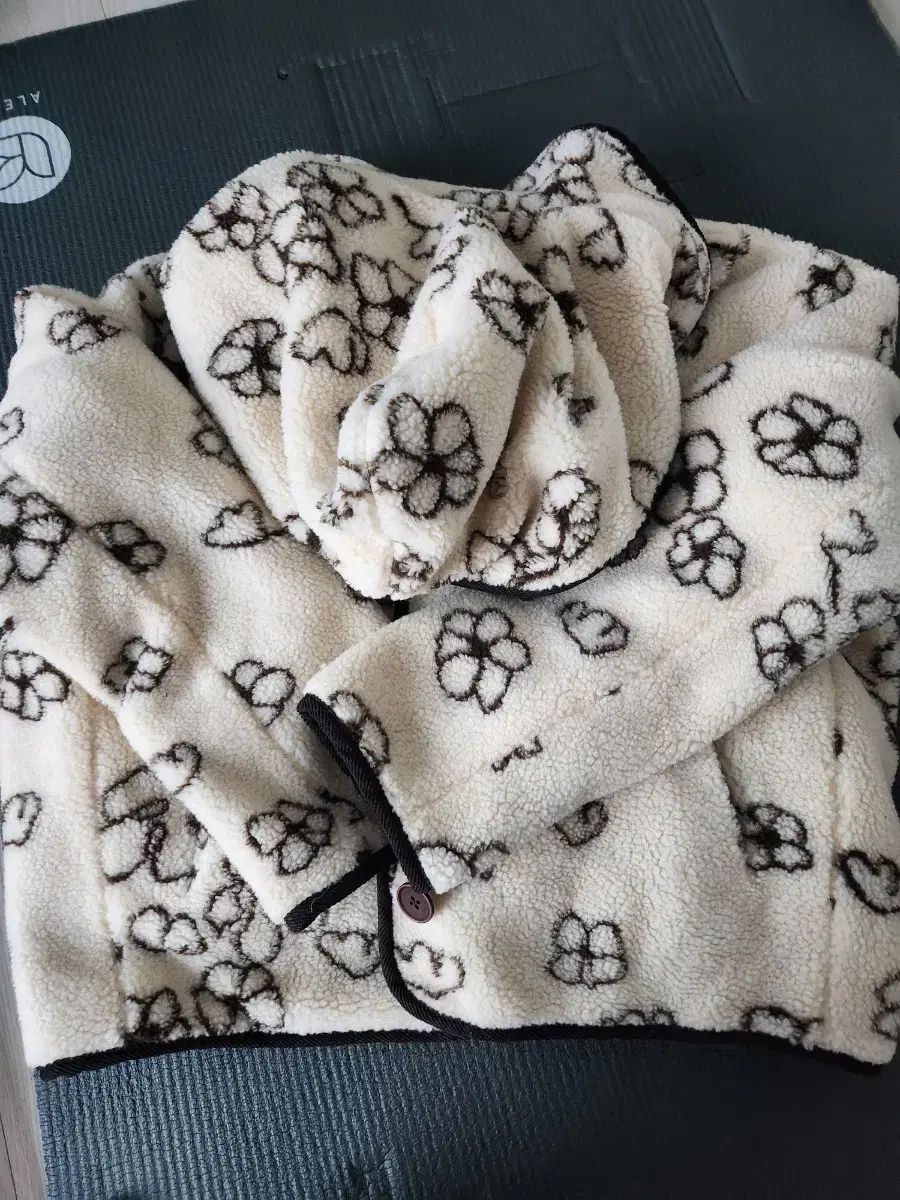 サースデーアイランド フードジャケット