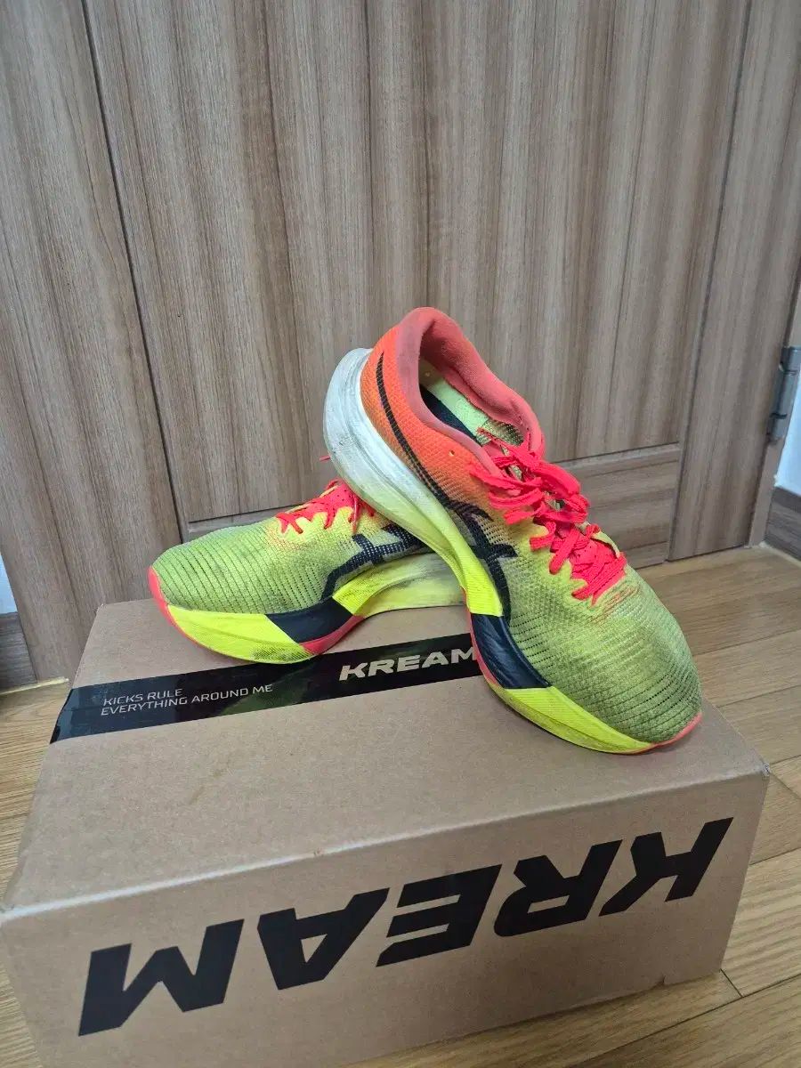 アシックス メタスピード パリ イエロー オレンジ ランニングシューズ