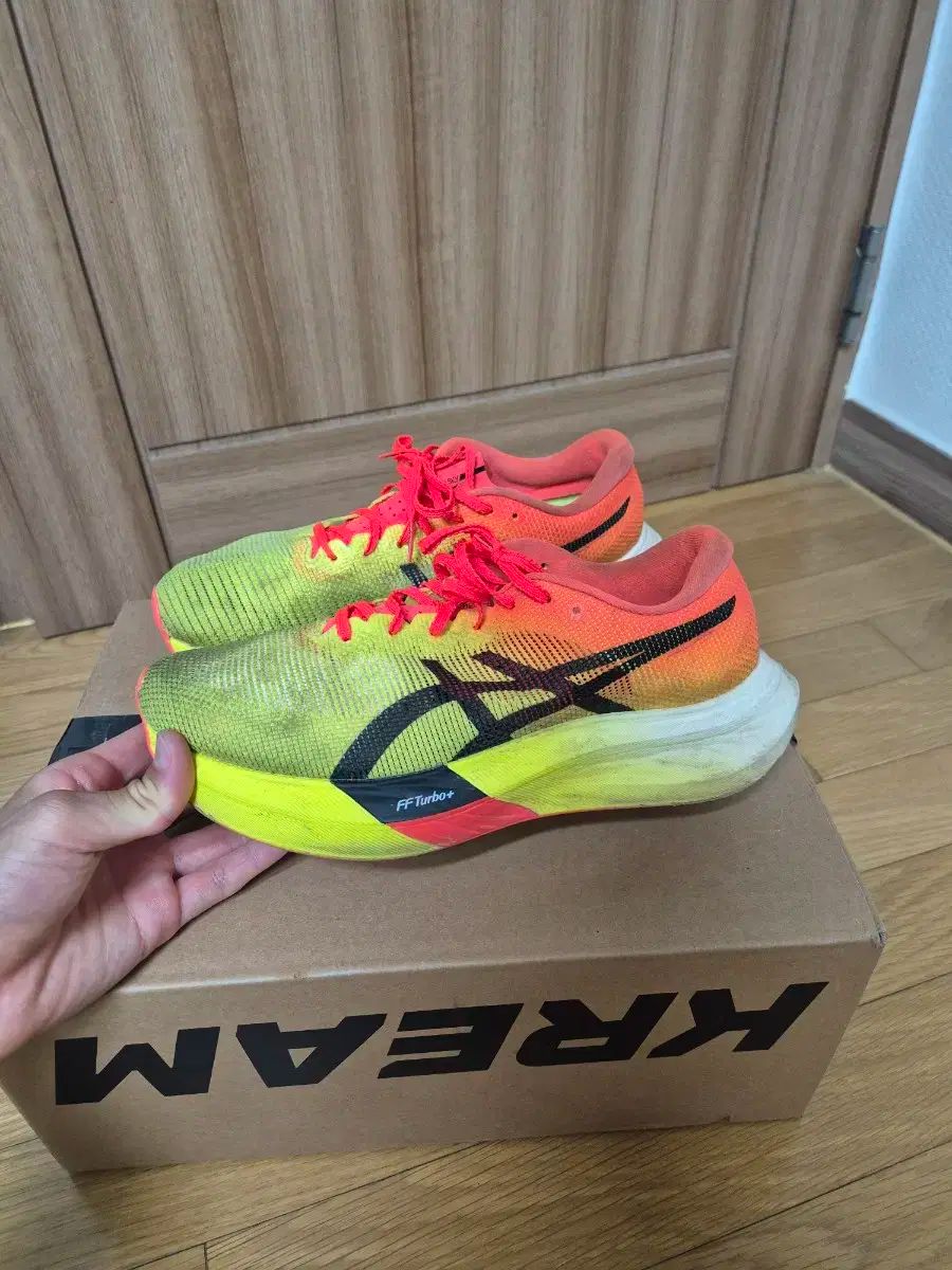 アシックス メタスピード パリ イエロー オレンジ ランニングシューズ