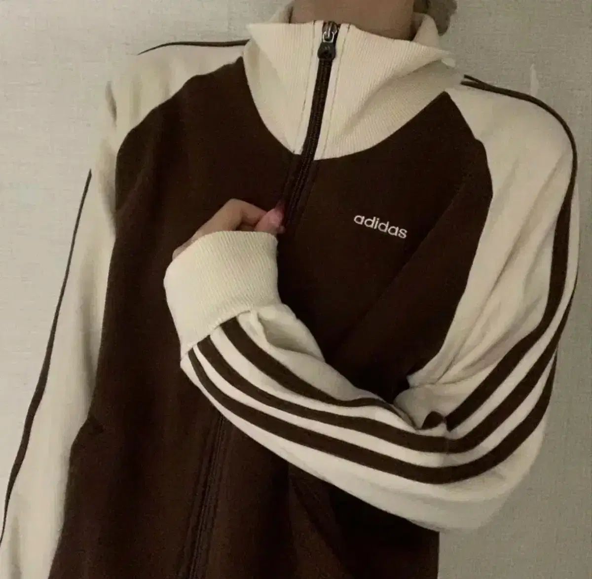 日本 adidas ブラウン アイボリー 必須アイテム ジャージ