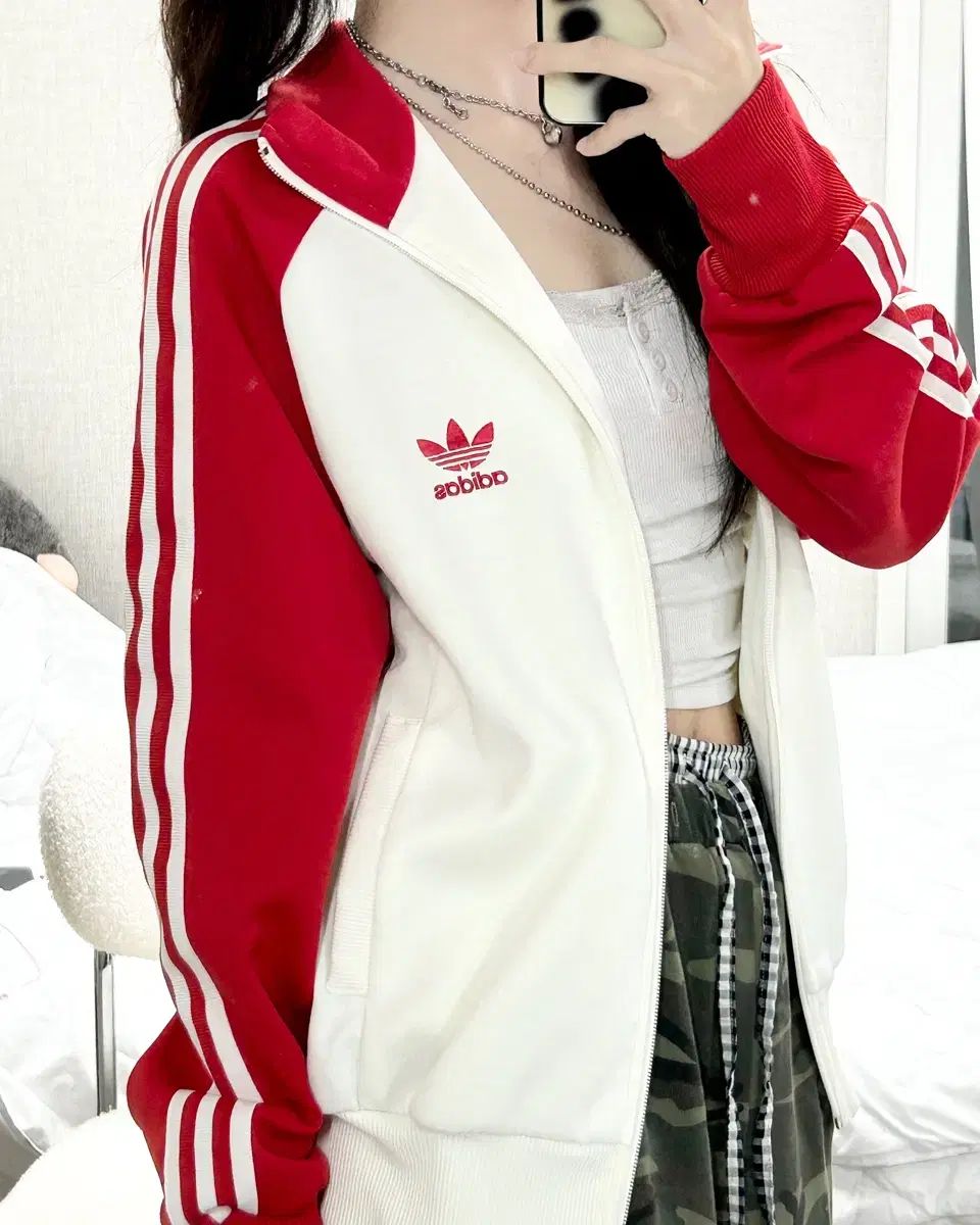 希少　adidas ローズ柄 バラ　トラックジャケット ジャージ 刺繍ロゴ adidas アディダス オリジナルス ローズ バラ ジャージ 希少 adidas