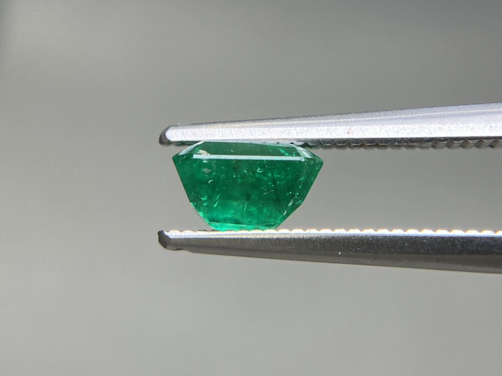 エメラルド 天然 1.045ct 中央宝石ソーティング付き 6.47㎜×5.52  