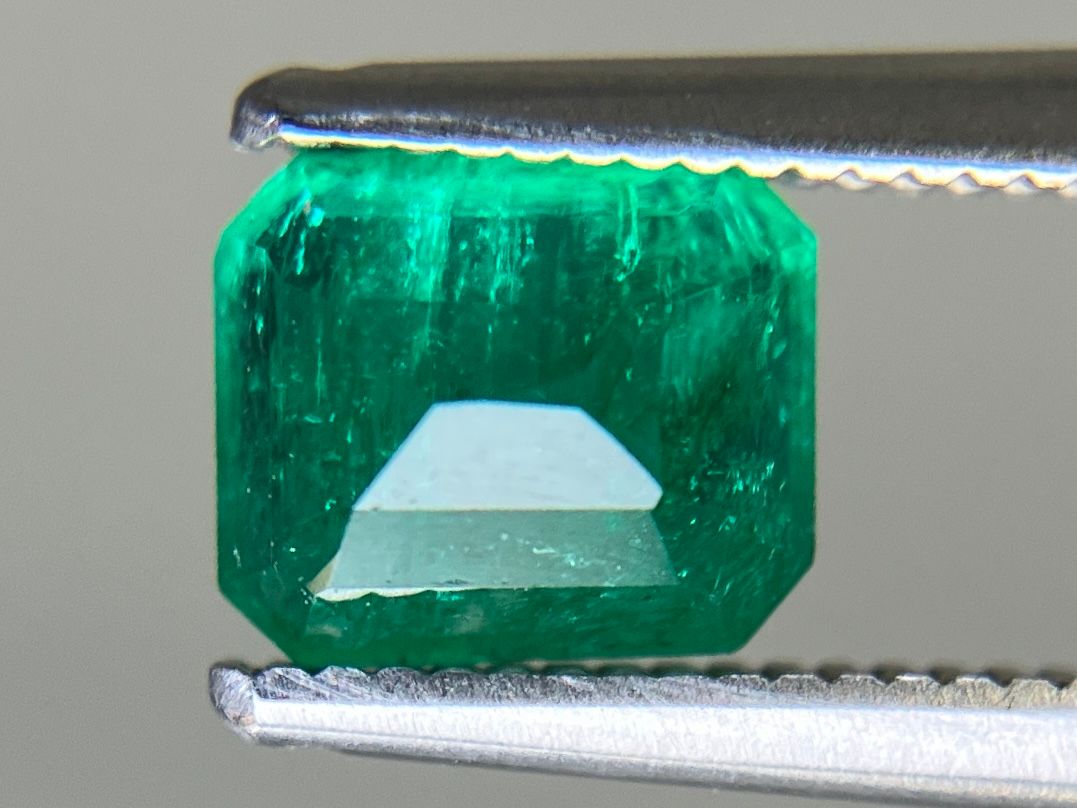 エメラルド 天然 1.045ct 中央宝石ソーティング付き 6.47㎜×5.52  